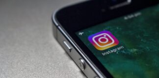 Instagram Tips: ಫೋಟೋ ಸೇವ್ ಮಾಡಲು, ಸ್ಟೇಟಸ್ hide ಮಾಡಲು ಹೀಗೆ ಮಾಡಿ close up of smart phone