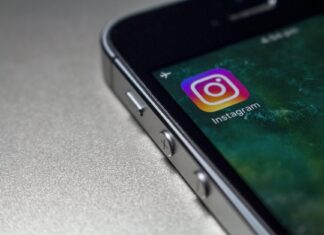 Instagram Tips: ಫೋಟೋ ಸೇವ್ ಮಾಡಲು, ಸ್ಟೇಟಸ್ hide ಮಾಡಲು ಹೀಗೆ ಮಾಡಿ close up of smart phone